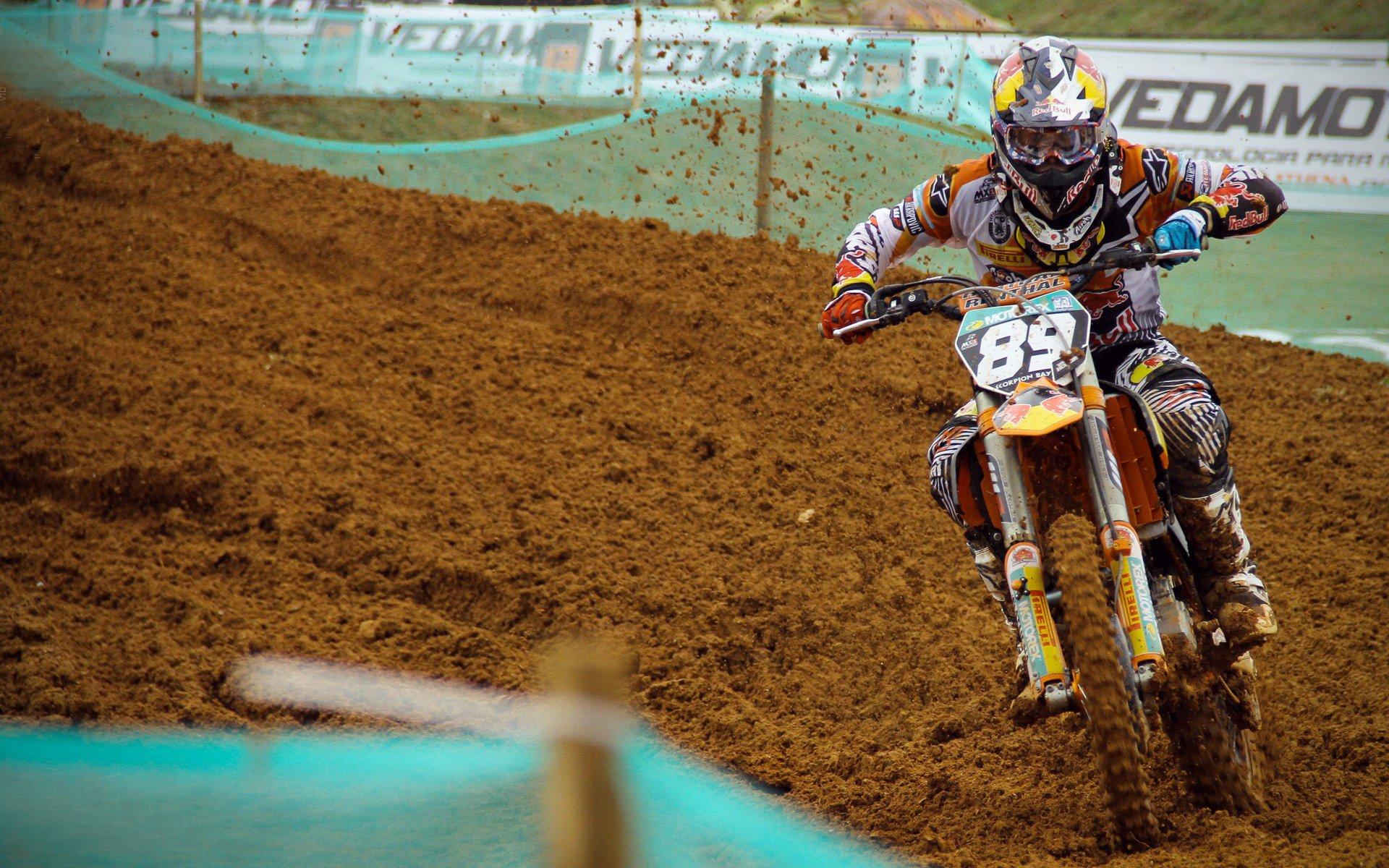 冰雪盛事聚焦场外热议，知名主持滑雪照与透视孕肚装引发审美与边界讨论